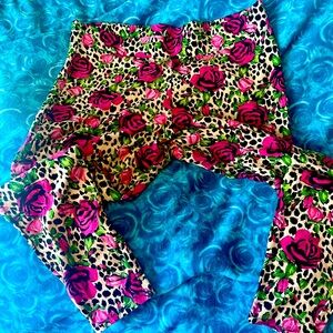 Torrid Betsey Johnson leopard print 🌹 rose leggings🩷🩷🩷🩷